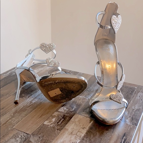 Giuseppe Zanotti
Coline Swarovski heart sandals. - Picture 3 of 4